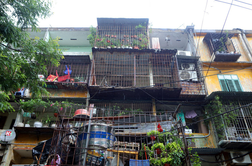 Người dân nơm nớp trong khu tập thể cũ vừa được Hà Nội yêu cầu di dời trước mùa mưa bão