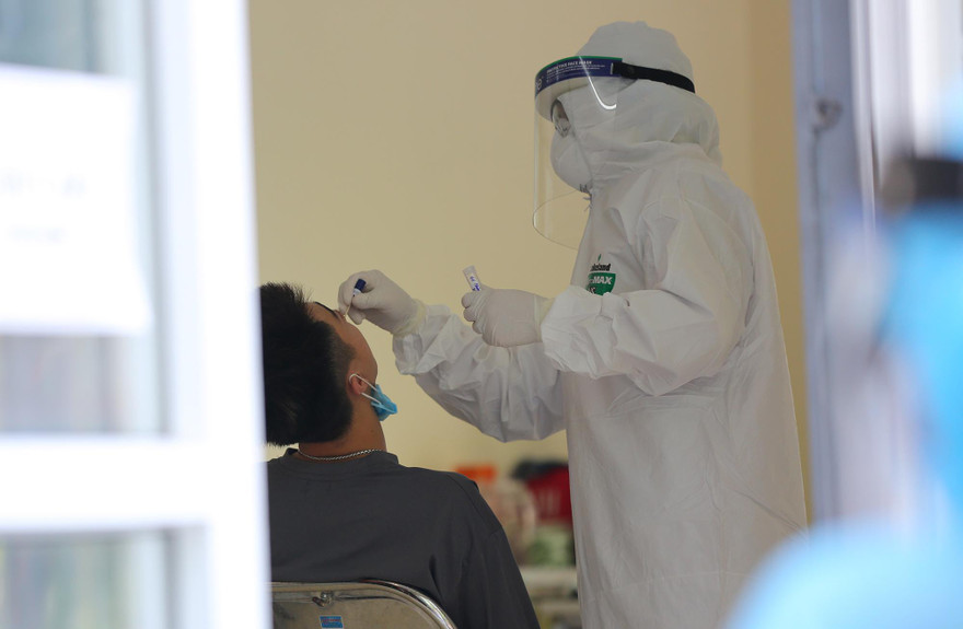 Mục kích xét nghiệm nhanh COVID-19 ở Cầu Giấy