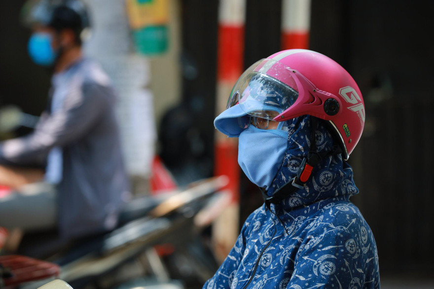 Người Hà Nội kín như bưng trong nắng nóng gần 40 độ C