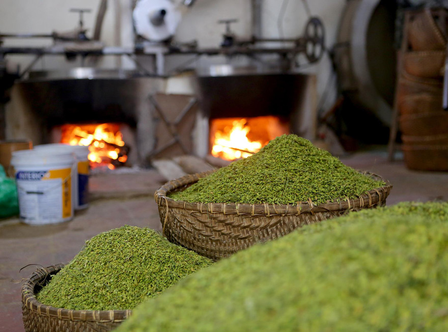 Làng nghề Mễ Trì lại 'đỏ lửa' suốt ngày đêm làm đặc sản cốm vào mùa thu 