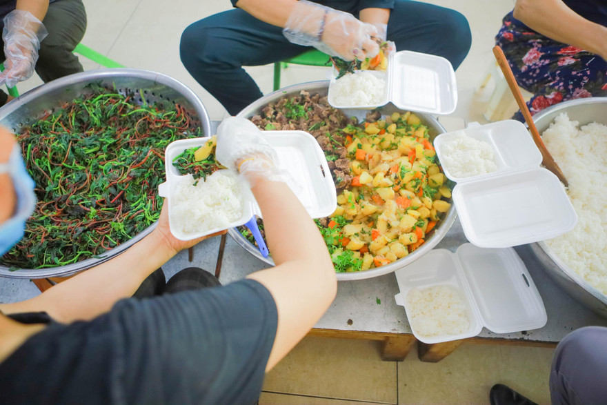 Hàng trăm suất ăn ấm tình người trao tặng bệnh viện K và CDC Hà Nội