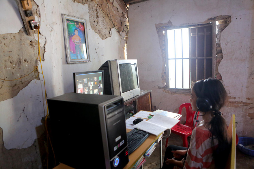 Thiếu thiết bị trực tuyến, học sinh ngoại thành Hà Nội khởi đầu năm mới chậm chạp