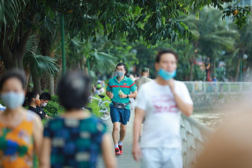 Dịch COVID-19 phức tạp, hồ Tây vẫn tấp nập người ra tập thể dục