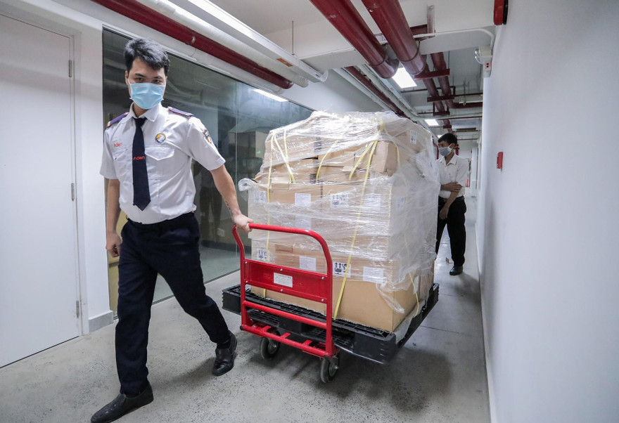 Bệnh viện điều trị COVID-19 cần máy thở, trường ĐH Văn Lang tặng 110 máy 