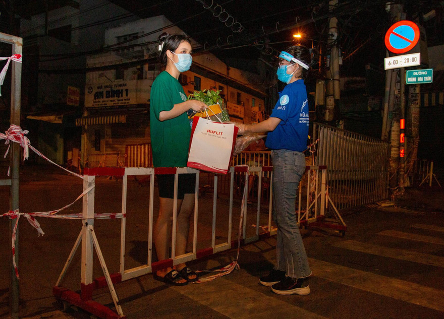 Ấm lòng những phần quà bên ngoài hàng rào phong tỏa