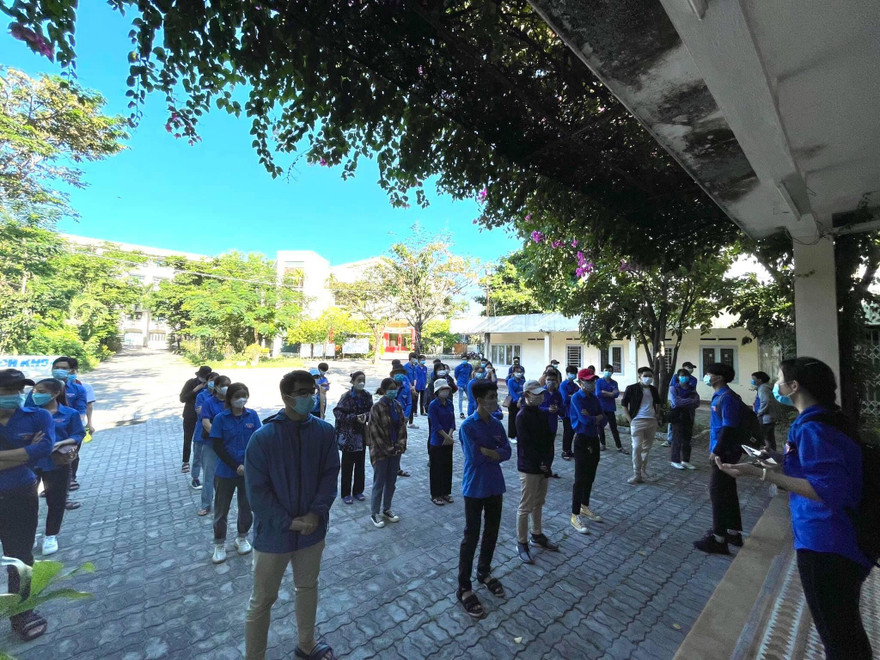 Đội tình nguyện 100 sinh viên trường ĐH Bách khoa (ĐH Đà Nẵng) 