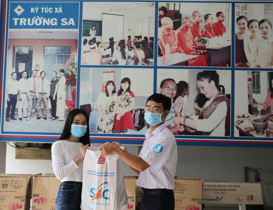 "Mùa dịch này giúp được sinh viên, mệt hơn một chút cũng thấy vui" 