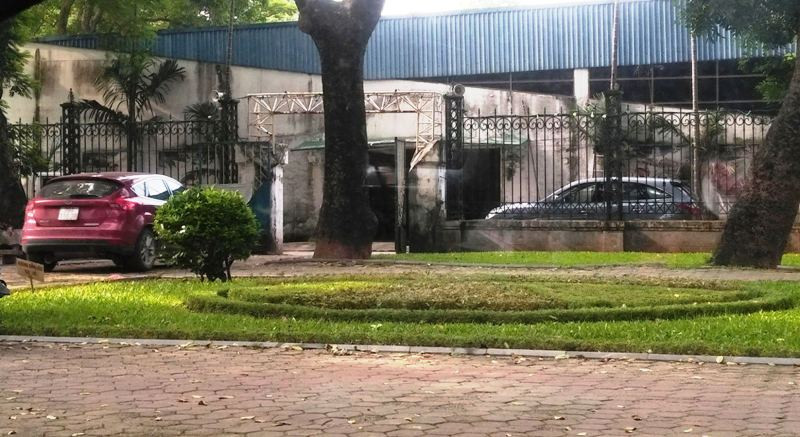 Điểm trông giữ ô tô trái phép, không hoá đơn, không có cơ sở nộp thuế ngay trong Công viên Thống Nhất