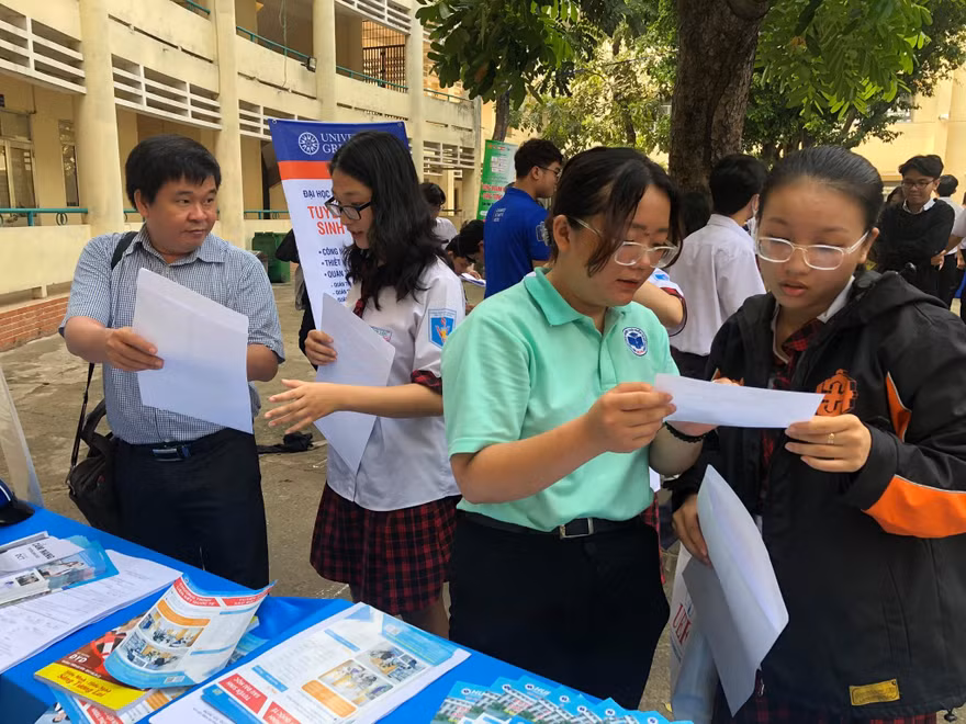 Không trúng tuyển nguyện vọng 1, thí sinh cần làm gì để tìm cơ hội “lấy vé vớt”? 