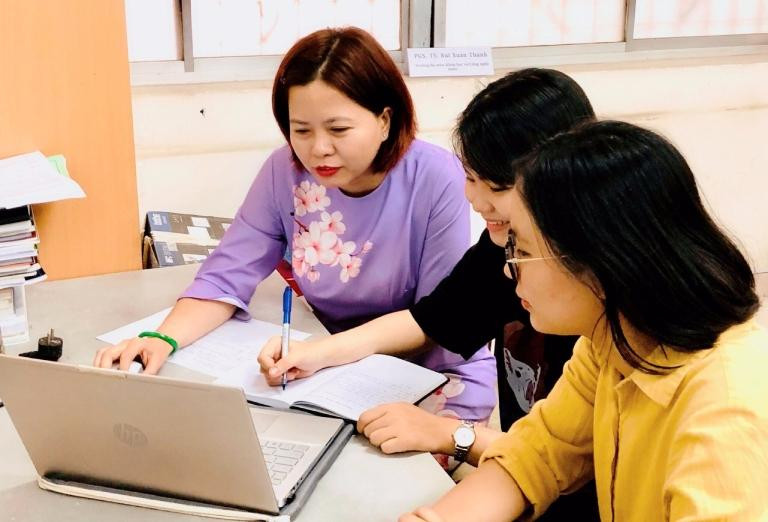 Hai cô bạn và bài báo về trùn quế ở hội nghị quốc tế