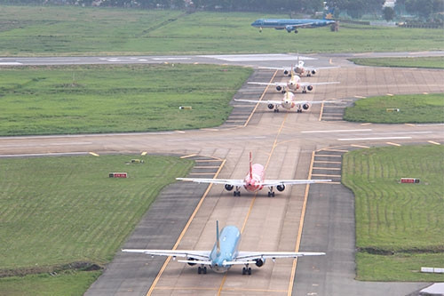 Tàu bay xếp hàng đợi trên đường lăn sân bay Tân Sơn Nhất