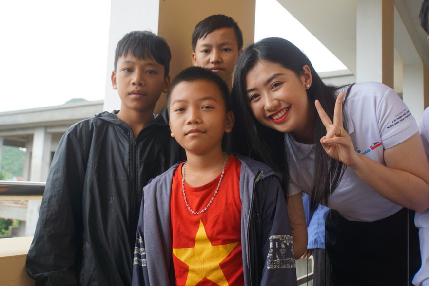 Phạm Ngọc Linh cùng các học trò nghèo nhận học bổng từ chương trinh