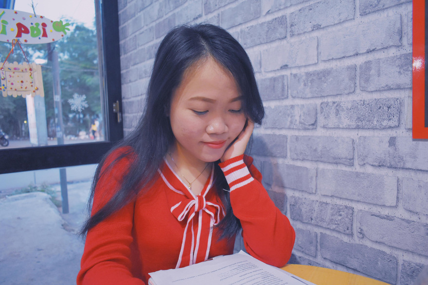 Yến Nhi (bút danh Natalie), tác giả trẻ cuốn sách “Người đi câu tình yêu” không tìm kiếm cảm hứng sáng tác trên MXH.