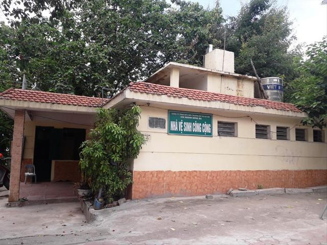 Công nhân 'quản' nhà vệ sinh Thủ đô: Lương bèo lại nợ kéo dài