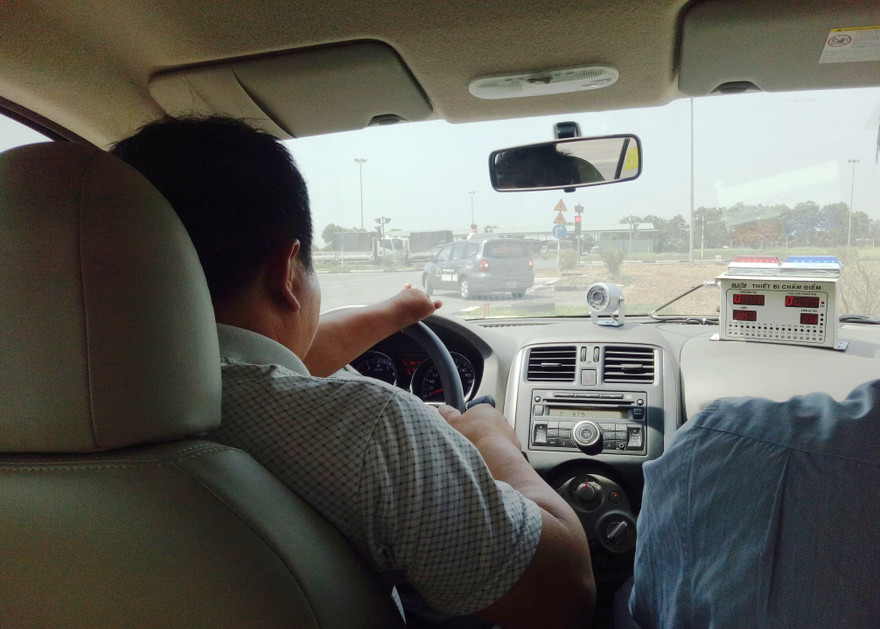 Một trong những học viên là người khuyết tật học lái xe tại Trung tâm đào tạo nghề và sát hạch lái xe Đông Đô (Thuận Thành - Bắc Ninh). Ảnh Bảo An