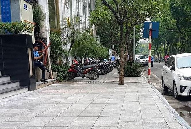 Vỉa hè lạc loài trước trụ sở doanh nghiệp được tận dụng lại, thiếu thống nhất