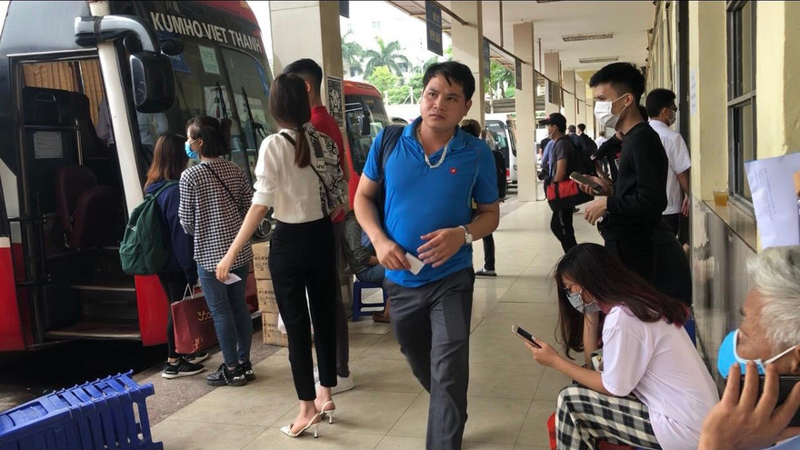Đổ xô tìm vé về quê, nhiều người 'quên' khẩu trang giữa lúc dịch phức tạp