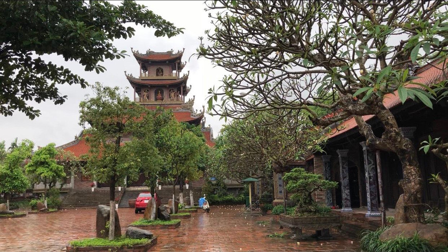 Độc đáo ngôi chùa phủ đầy gốm sứ 