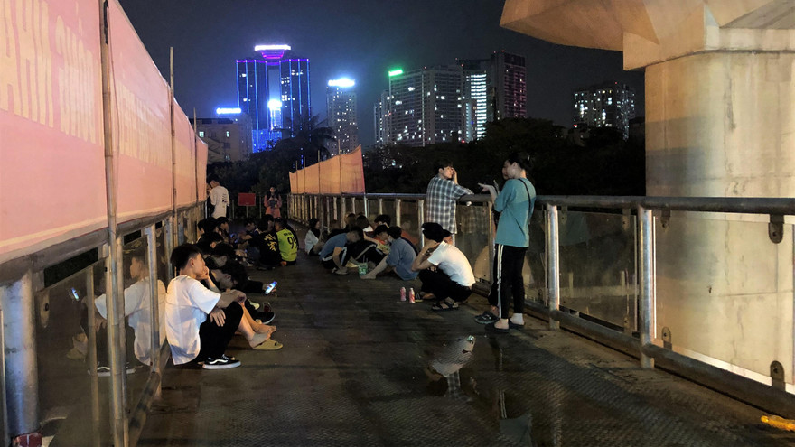 Cầu vượt, hầm đường bộ ngày ‘ế khách’, tối thành chốn hẹn hò