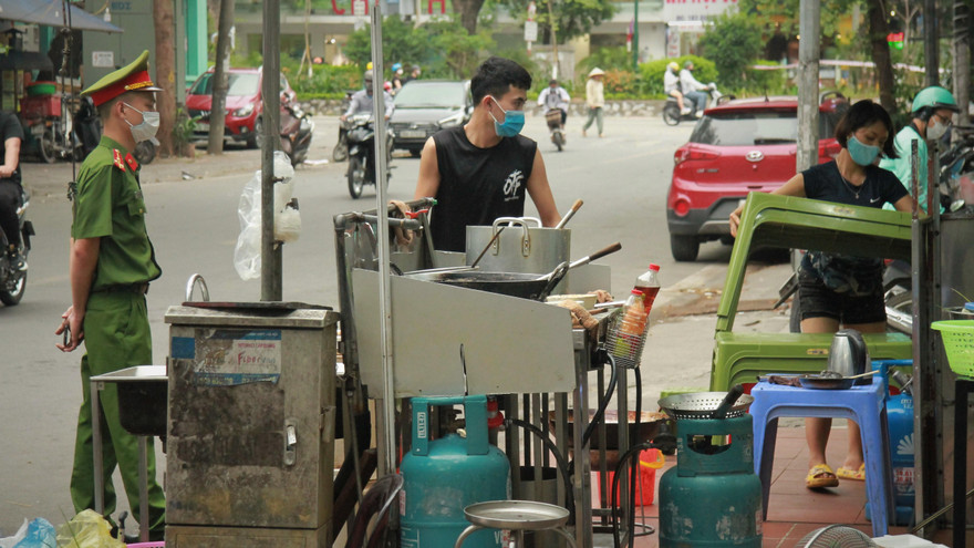 Bất chấp lệnh cấm, hàng quán vỉa hè vẫn ngang nhiên hoạt động