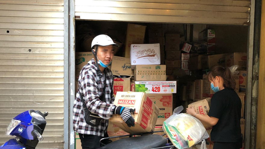 Dịch COVID -19 bùng phát, nhiều người ở chợ dân sinh vẫn ‘ngó lơ’ khẩu trang