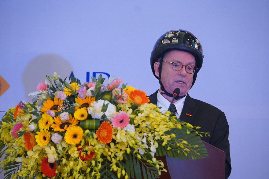 Đại diện Quỹ Phòng chống thương vong châu Á, ông Greig Craft xuất hiện tại hội nghị với chiếc MBH. (Ảnh: Sỹ Lực)