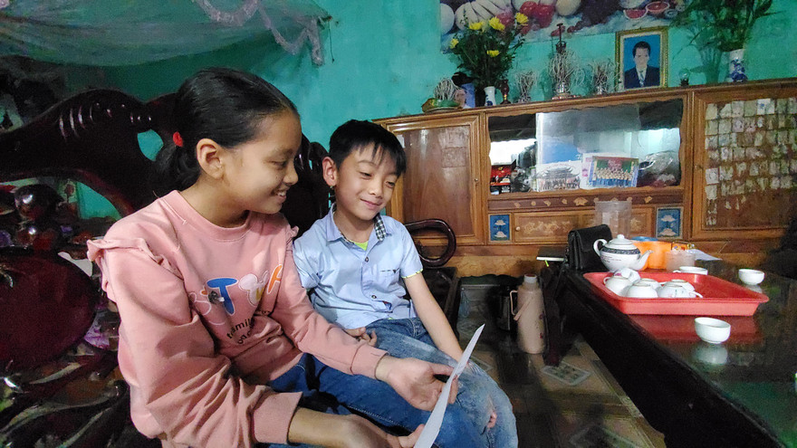 Niềm vui của hai bé Dương và Duy