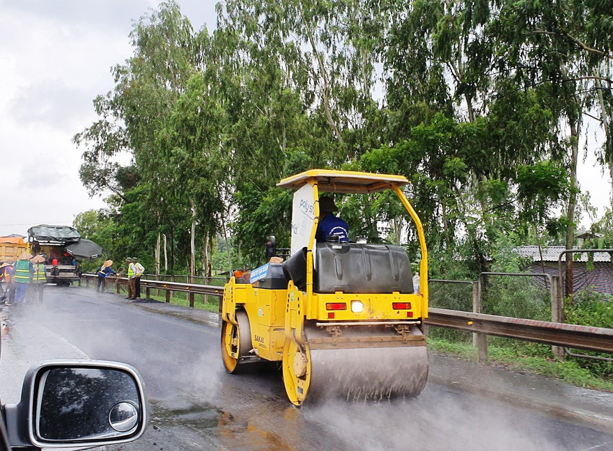 Việc thi công sửa chữa đường Hà Nội - Thái Nguyên gặp sự cố trời mưa bất ngờ