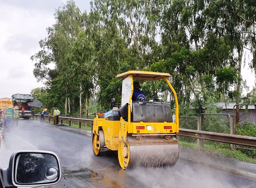 Việc thi công sửa chữa đường Hà Nội - Thái Nguyên gặp sự cố trời mưa bất ngờ
