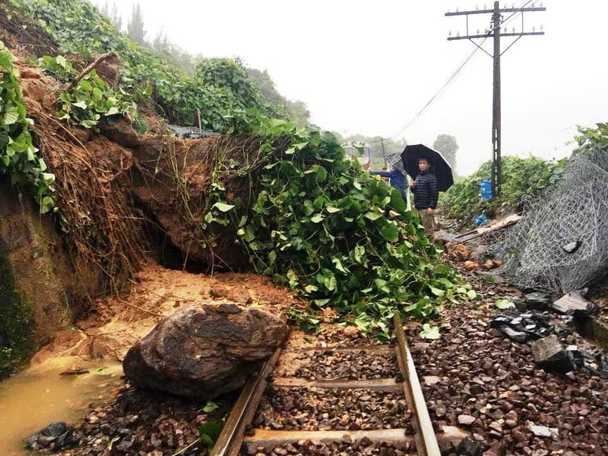 Vị trí sạt lở trên đèo Hải Vân, phía sau là đoàn tàu SE 3