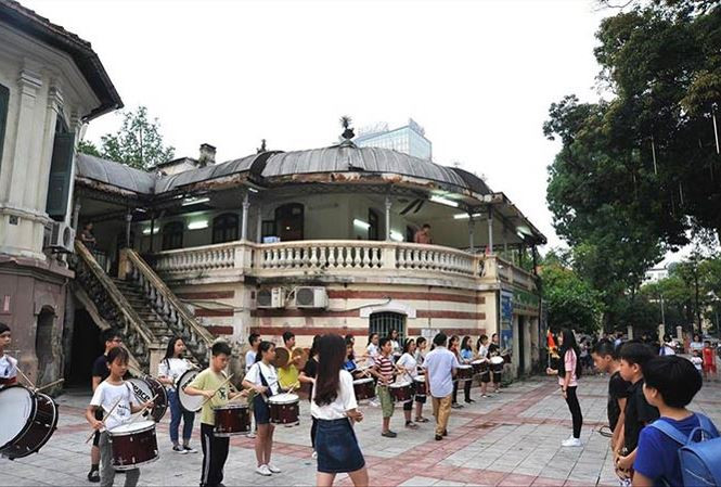 Thanh thiếu nhi học tập trước toà nhà Pháp tại Cung Thiếu nhi