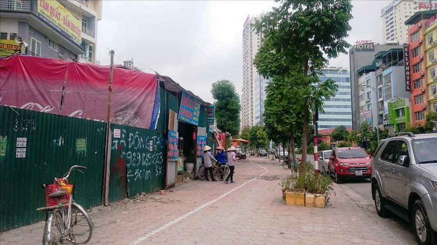 Đầu tư hơn 180 tỷ đồng nhưng đường Nguyễn Hoàng trở thành nơi phục vụ cho các cửa hàng xây dựng trái phép. Tác giả ảnh: Sỹ Lực