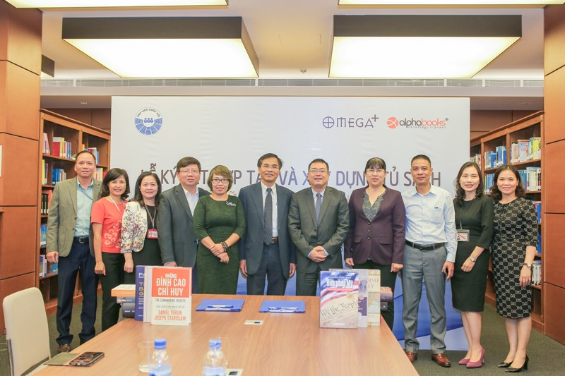 Các đại biểu tham gia buổi ký kết, trao tặng sách