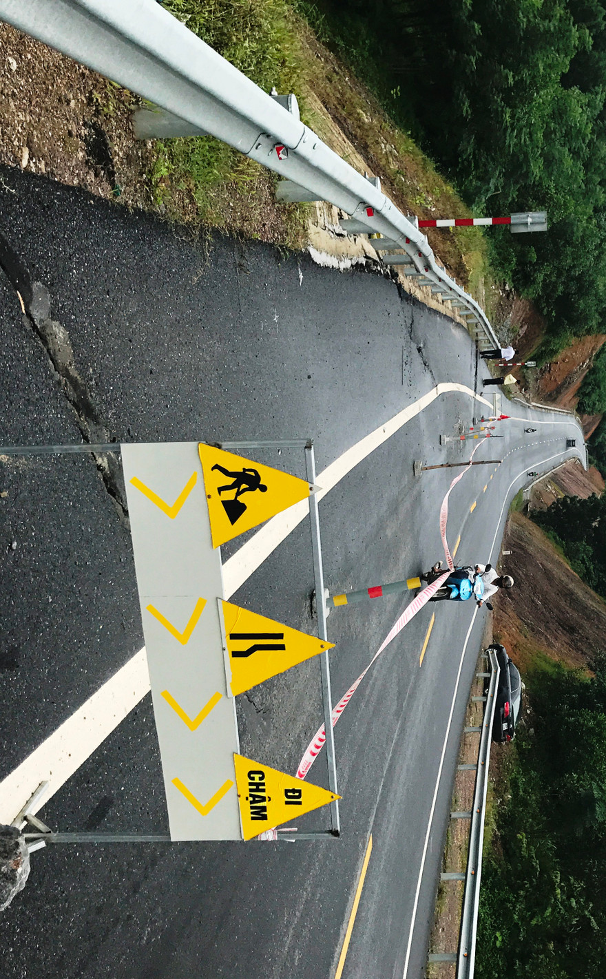 Một đoạn trên tuyến bị nứt mặt đường do sụt trượt