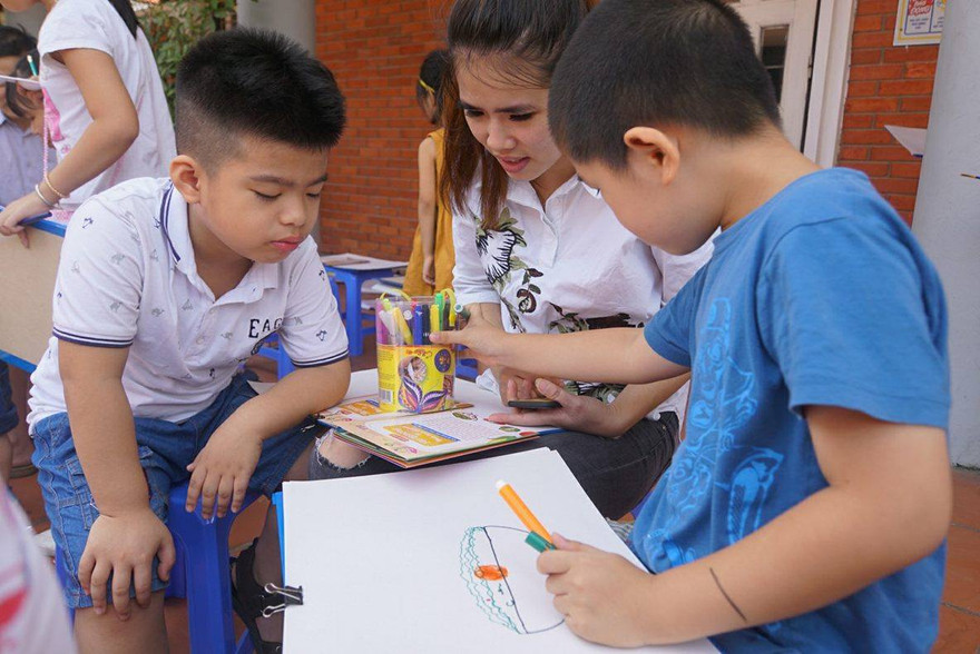 Các bạn nhỏ vẽ về bữa ăn gia đình tại trường Hermann Gmeiner, Hà Nội sáng 15/10 