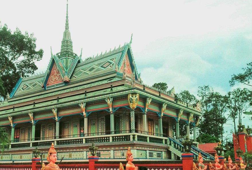 Ngôi chùa độc đáo, làm bằng chén, bát vỡ ở Sóc Trăng