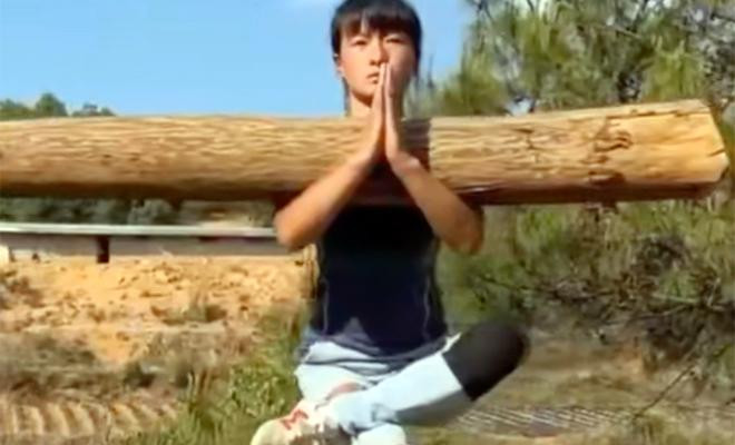 Mỹ nhân ngực 'khủng' luyện võ Thiếu Lâm với khúc gỗ nặng gấp đôi cơ thể gây 'choáng váng'