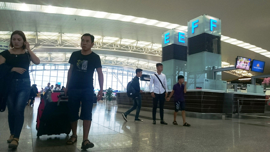 Tranh thủ đi mùa thấp điểm nhưng hành khách không thể mua được vé rẻ.