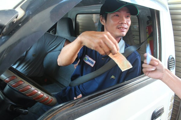 Trả tiền lẻ tại trạm Biên Hòa. Ảnh: Mạnh Thắng