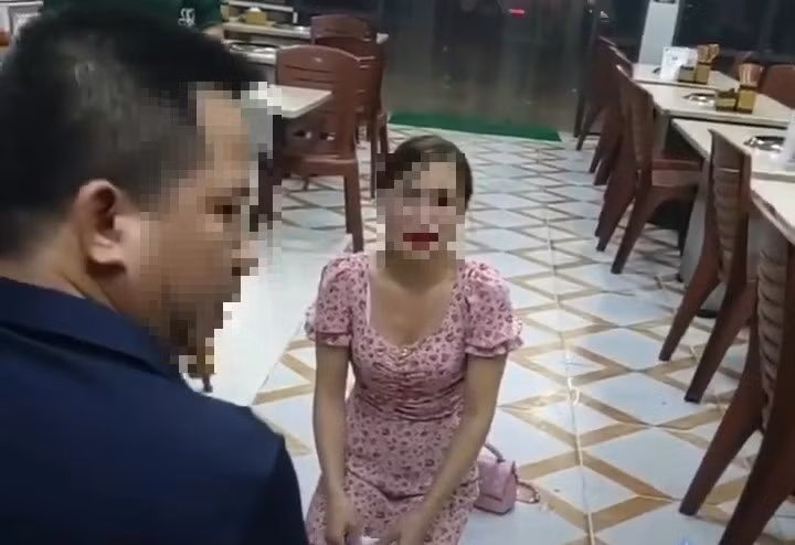 Chủ quán Nhắng nướng Hiền Thiện đang mắng chửi khách. Ảnh cắt từ clip trên mạng xã hội.