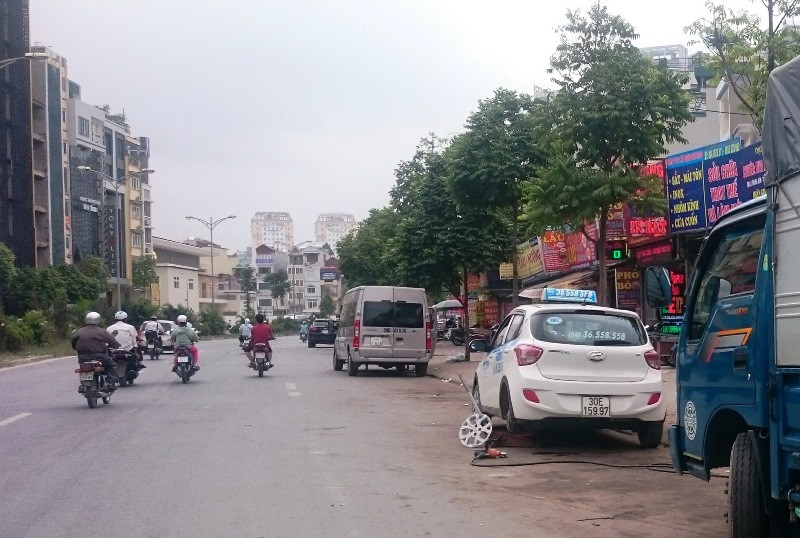 Tuyến đường đầu tư gần 200 tỷ đồng nhưng Sở TN&MT Hà Nội chủ trì đề nghị UBND TP cho phép xây dựng các kiốt bán thực phẩm bám đường.