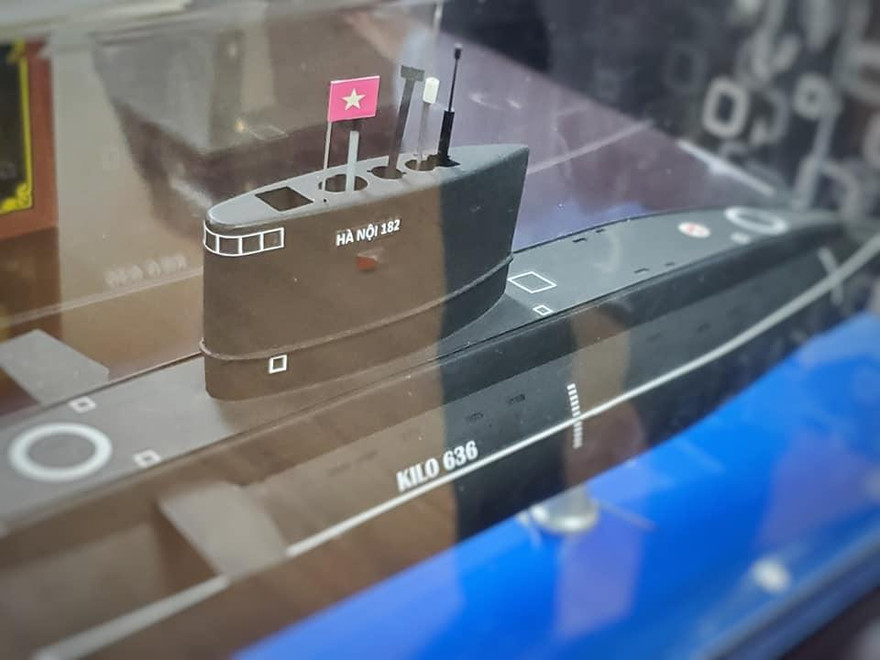 Mô hình tàu ngầm Kilô được thanh niên Quân đội trao tặng cho chương trình