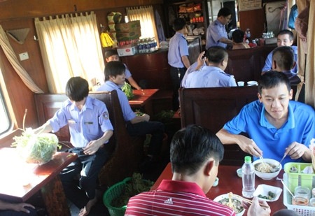 Hiện nay, hành khách tự chuẩn bị thức ăn hoặc phải di chuyển đến toa dịch vụ trên tàu để dùng bữa. Ảnh Báo Giao thông