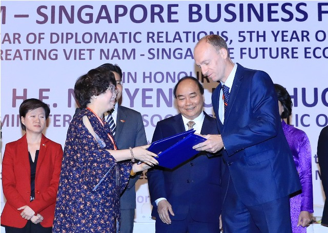 Bà Thái Hương- nhà sáng lập và tư vấn đầu tư tập đoàn TH trao đổi bản ghi nhớ hợp tác với CEO của Công ty Dịch vụ và Triển lãm Singapore (UBM) dưới sự chứng kiến của Thủ tướng Nguyễn Xuân Phúc