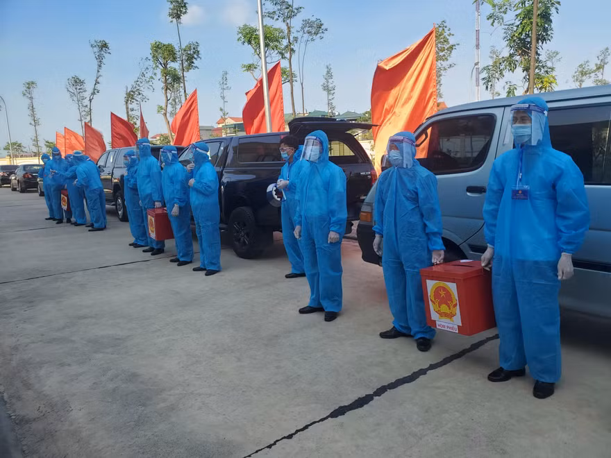 Các chiến sỹ quân đội chuẩn bị xuất phát đưa các hòm phiếu đến trung tâm cách ly