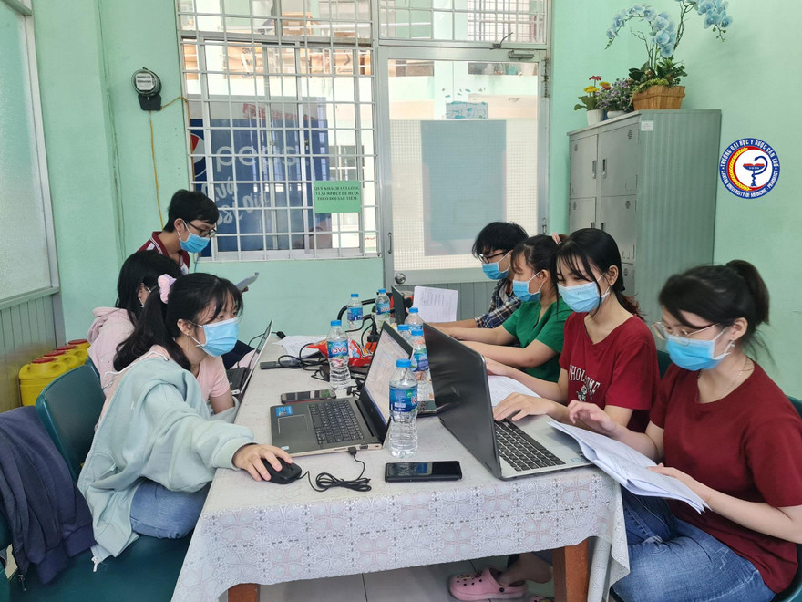 Sinh viên trường ĐH Y Dược Cần Thơ tham gia đội nhập liệu tại CDC Cần Thơ.