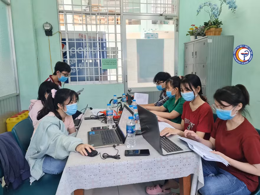 Sinh viên trường ĐH Y Dược Cần Thơ tham gia đội nhập liệu tại CDC Cần Thơ.