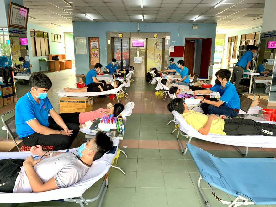 Đang thực hiện giãn cách tại KTX, 150 sinh viên tình nguyện hiến máu cứu người mùa dịch
