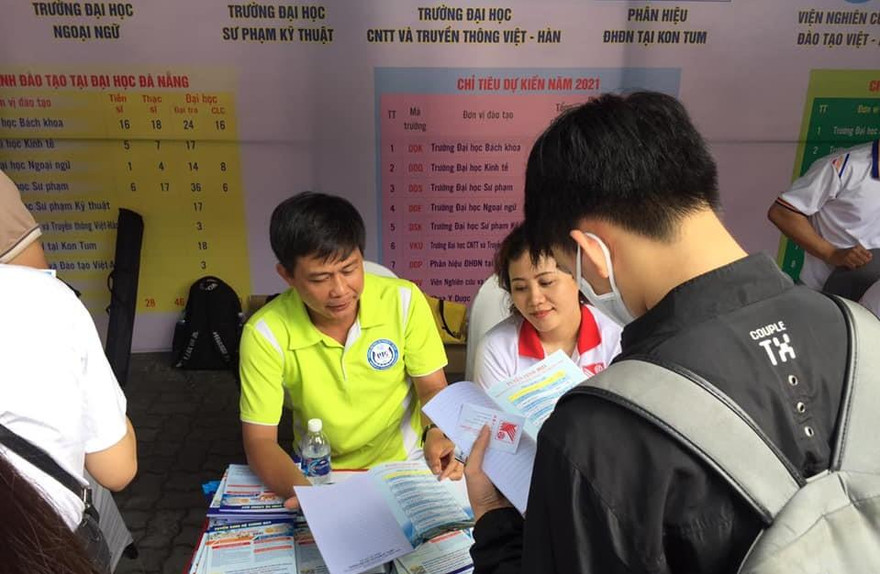 Thí sinh tìm hiểu về trường ĐH Sư phạm kỹ thuật Đà Nẵng trong ngày hội tư vấn tuyển sinh.