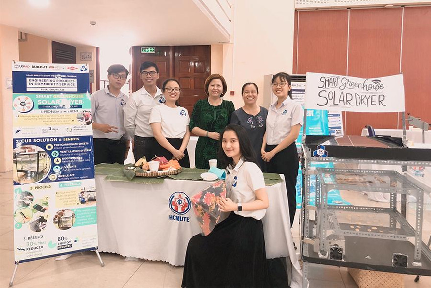Sinh viên Bách khoa chế tạo Máy sấy thông minh phục vụ cộng đồng